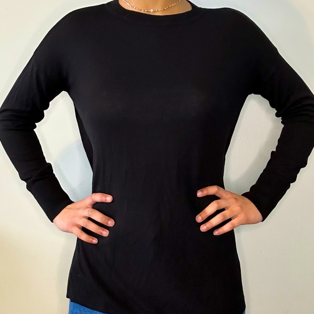 BLACK CREW NECK LONG-SLEEVE SHIRT